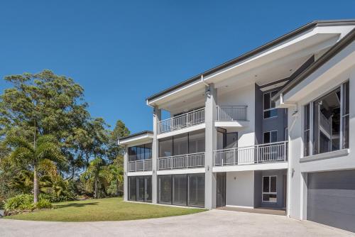 IMMACULATE MULTI-LEVEL MANSION / DAISY HILL