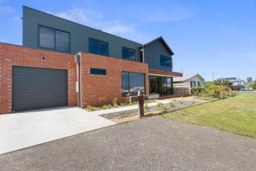 Benswan at the Bay - Modern 5-bedroom Holiday Home