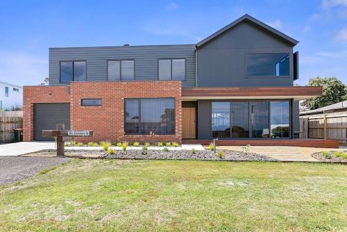 Benswan at the Bay - Modern 5-bedroom Holiday Home