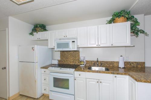 Ilikai Marina Studio City View Condos with Fully Equipped Kitchens & Free Wifi - image 12