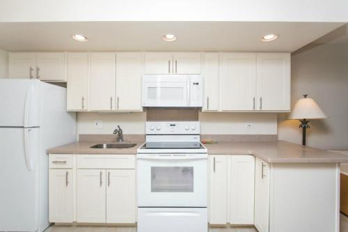 Ilikai Marina Studio City View Condos with Fully Equipped Kitchens & Free Wifi - image 5