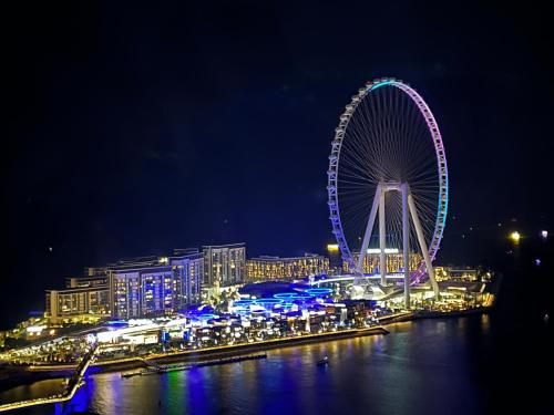 Beautiful apartment with amazing sea views, Dubaj