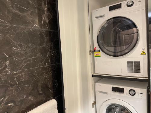 Premium Double Bay 3 bedroom apartment - image 10