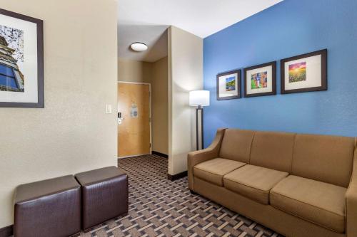Comfort Suites Georgetown - image 8