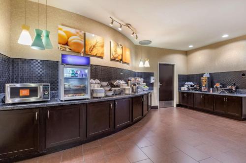 Comfort Suites Georgetown - image 11