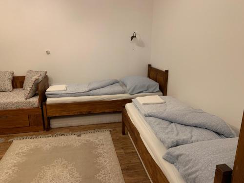 2 bedrooms, 7 beds