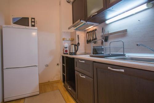 Konyha, Cozy One-Bedroom apartment with Nature View by Flat Mаnager in Razlog