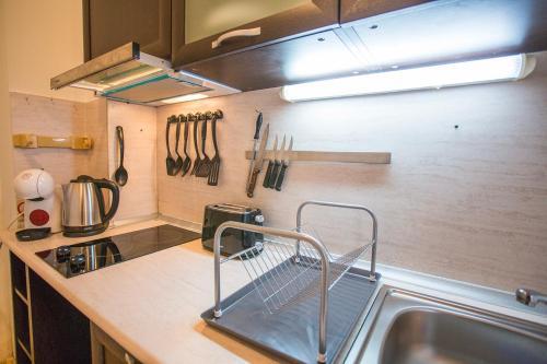 Konyha, Cozy One-Bedroom apartment with Nature View by Flat Mаnager in Razlog