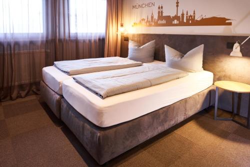 3 twin beds