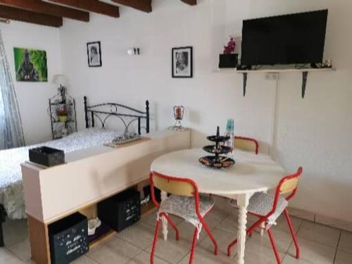 Studio tres agreable totalement independant dans maison avec cour sans vis a vis