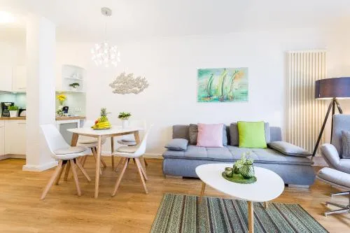 Strandvilla Seeadler hinter Düne und Meer in Binz, Deutschland