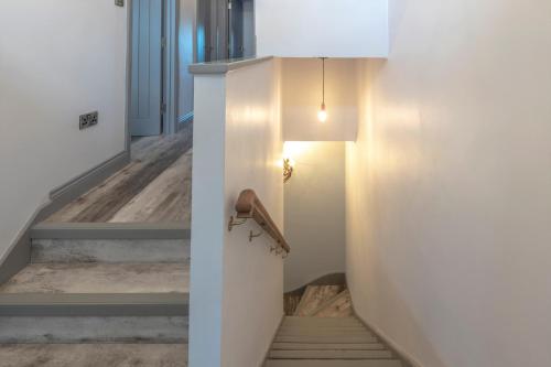 Seaside Breaks - stylish, split-level apartment in Meads village