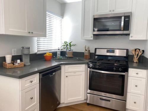 Konyha, Steps To The Beach, Main Street and Pacific City - OCEAN VIEWS in Huntington Beach