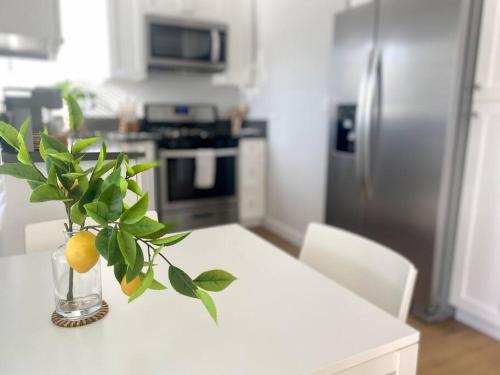Konyha, Steps To The Beach, Main Street and Pacific City - OCEAN VIEWS in Huntington Beach