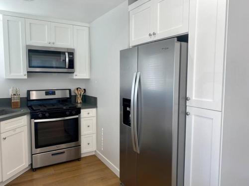 Konyha, Steps To The Beach, Main Street and Pacific City - OCEAN VIEWS in Huntington Beach