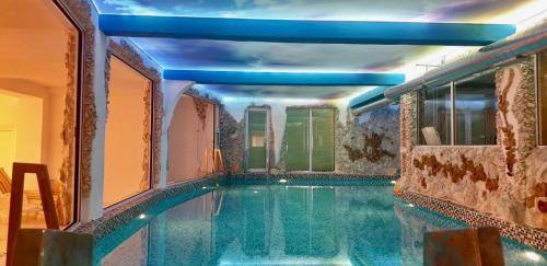 Bali Colosseum Hotel - image 11