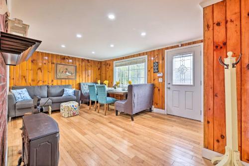 White Haven Lakeside Home with Kayaks and Fireplace! in White Haven, USA