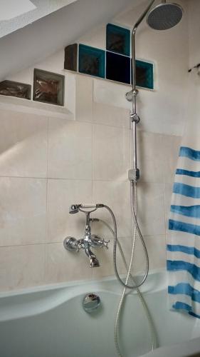 Bathroom, Ferienappartement Rondine Bekond in Bekond