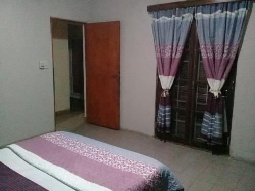 1 queen bed, 2 twin beds