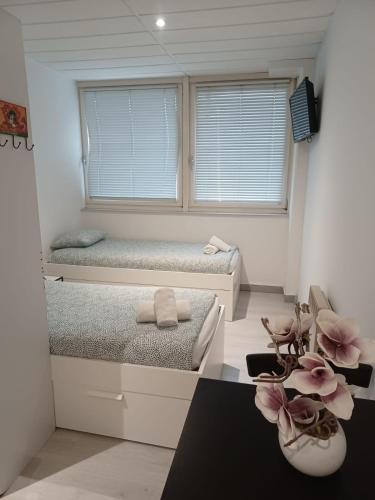 PARIS par trains, AREA, Studios avec salle de bain et kitchenette Privées, OU, chambres avec salles bain et cuisines communes