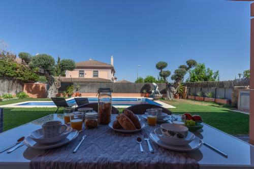  Chalet de ensueño con Piscina 4BR-8p-Sevilla in Tomares