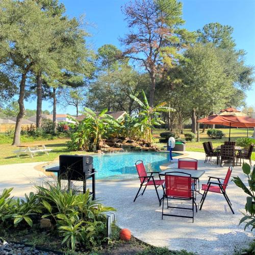 Stunning 4 Acre Retreat with Hot Tub, Sauna and Pool in Tomball, USA