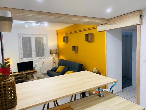 Facilities, Logement de 40m2 de plein pieds dans une maison avec parking et terrasse in Jussac