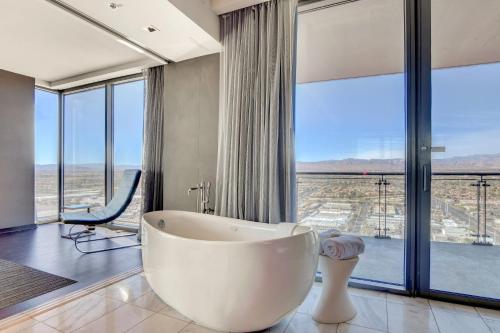 Private Luxury Panoramic Suite at Palms Place