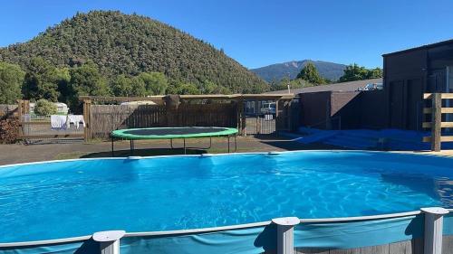 Swimming pool, Oasis Motel Tokaanu in Turangi