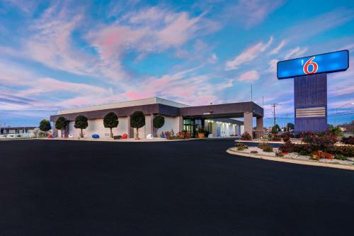 Motel 6 Burlington - Accommodation