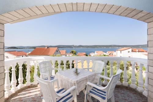  Apartments Vese - 100 m from beach, Pension in Sveti Petar