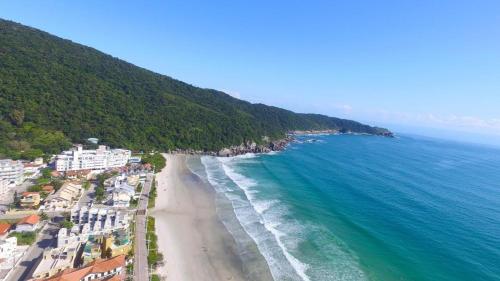 Casa 03 dormitorios, para ate 07 pessoas na Quadra do Mar em Bombas - SC