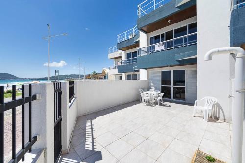 Apartamento duplex Frente para o Mar, para ate 8 pessoas na Praia de Bombas - SC
