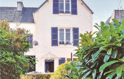Lovely Home In Chateauneuf Du Faou