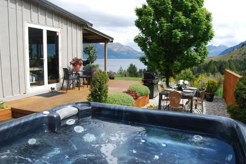 Private Cottage with Spa and Amazing Lake Views Queenstown