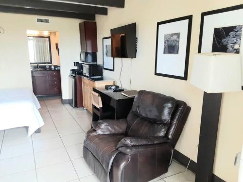 Beautiful one bedroom condo, pool, beach, resort..