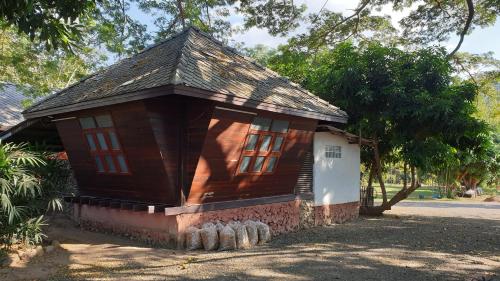 ランプーン จำค่า ชาเลท์ บ้านพักสวนเกษตร (Jumka Chalet - Home and Farm Stay) 3つ星 ゲストハウス レストラン