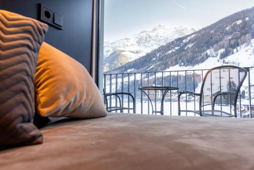 Apartment with Mountain View