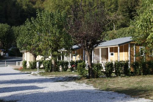 Camping Le Jardin 3 étoiles - chalets, bungalows et emplacements nus pour des vacances nature le long de la rivière le Gijou - Hotel - Lacaze