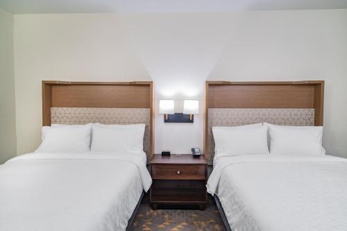 2 queen beds