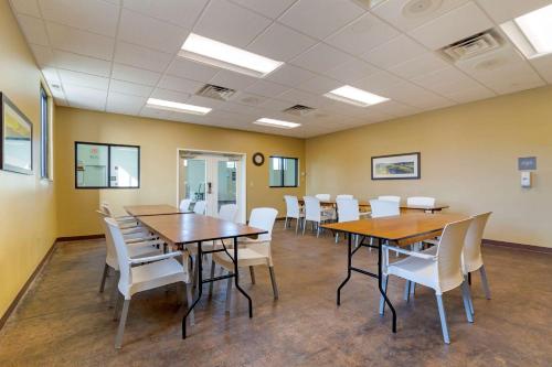 Comfort Inn & Suites Mandan - Bismarck - image 7