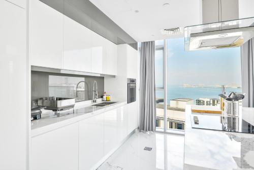 Luxurious 3 BR Apt with maids room facing Ain Dubai, Bluewaters Island