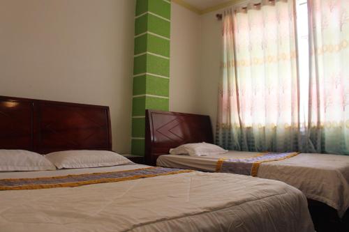 1 queen bed, 1 twin bed