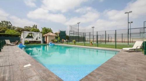 Luxurious villa. Private pool, Padel court. Subway