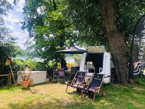 Sealander - Tiny Wohnwagen und Boot - Ferienwohnung Creutzig am Campingplatz Schachenhorn