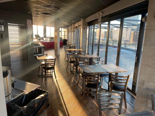 식음료(F&B), 페더 팩토리 호텔 (Feather Factory Hotel) in 라과디아 공항