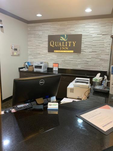 Quality Inn near I-72 and Hwy 51 - image 21