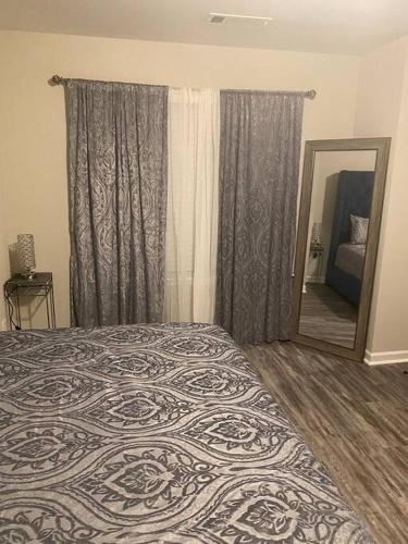 Beautiful Townhome Perfectly Located Near Airport!