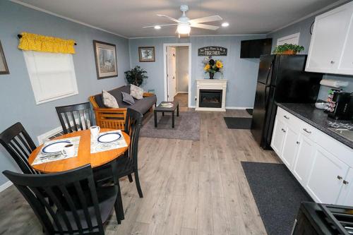 Luxury Lakefront Wolf Lodge with Fishing and Boating in Commerce, USA