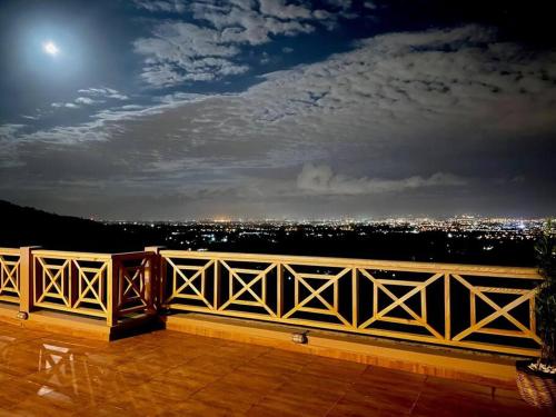Villa en la montana con una vista unica a Santiago